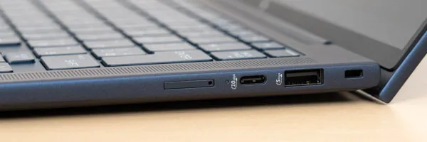 HP EliteBook X G1i 14 AIの側面の写真