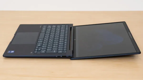 HP EliteBook X G1i 14 AIのヒンジを最大まで開いたときの写真