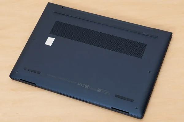 HP EliteBook X G1i 14 AIの底面写真