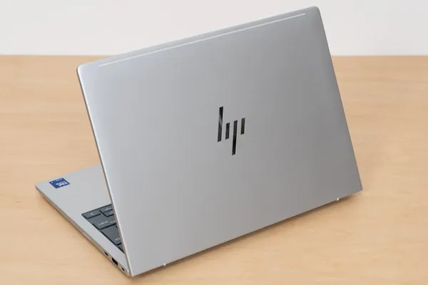 HP EliteBook 8 G1i 13の天板写
