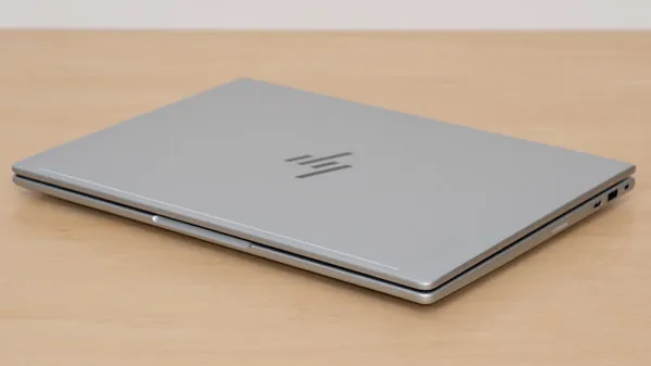 HP EliteBook 8 G1i 13の薄さの写真その2
