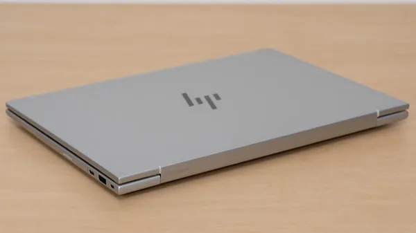 HP EliteBook 8 G1i 13の薄さの写真