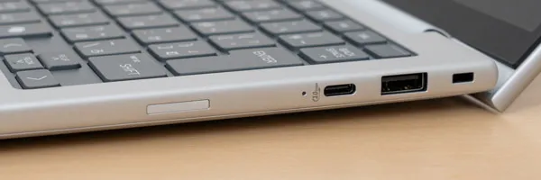HP EliteBook 8 G1i 13の側面の写真