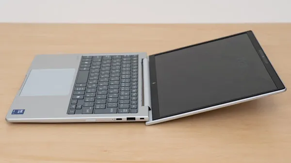 HP EliteBook 8 G1i 13のヒンジを最大まで開いたときの写真