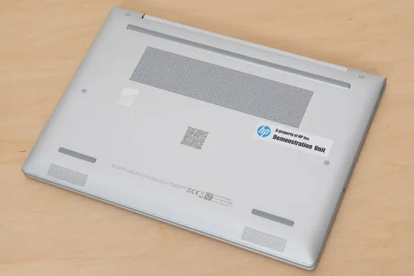 HP EliteBook 8 G1i 13の底面写真