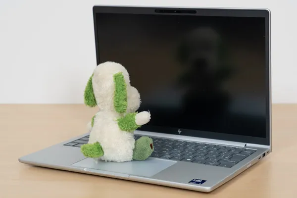 HP EliteBook 8 G1i 13の映り込み