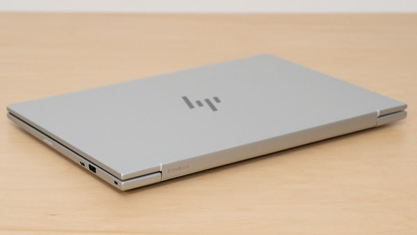 HP EliteBook 8 G1i 14の薄さの写真