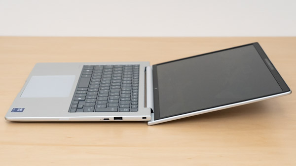 HP EliteBook 8 G1i 14のヒンジを最大まで開いたときの写真