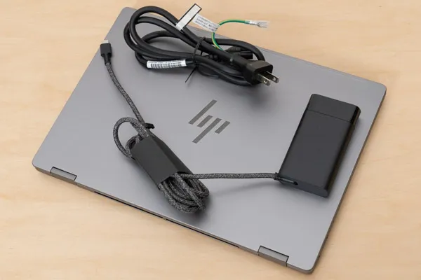 HP OmniBook X Flip 14-fkのACアダプターとACケーブルの写真
