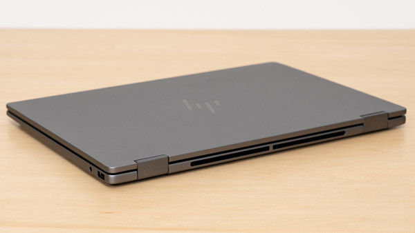 HP OmniBook X Flip 14-fkの薄さの写真