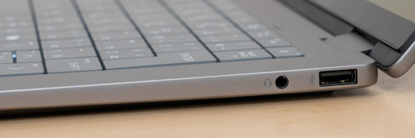 HP OmniBook X Flip 14-fkの側面の写真