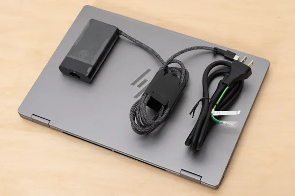 HP OmniBook X Flip 14-fmのACアダプターとACケーブルの写真