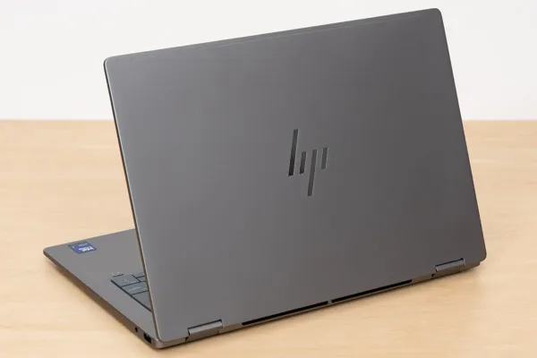 HP OmniBook X Flip 14-fmの天板写
