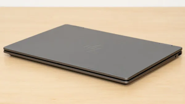 HP OmniBook X Flip 14-fmの薄さの写真