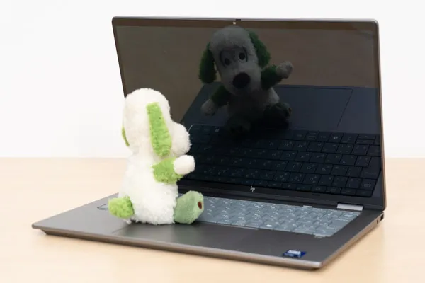 HP OmniBook X Flip 14-fmの映り込み