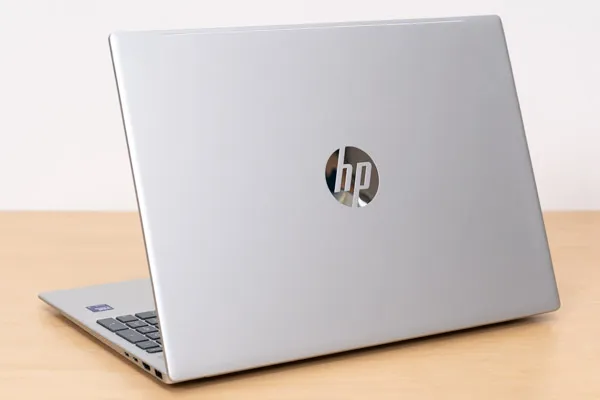 HP OmniBook 5 16-afの天板写