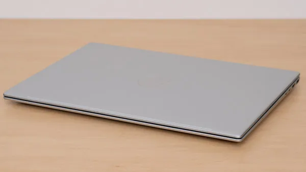 HP OmniBook 5 16-afの薄さの写真その2