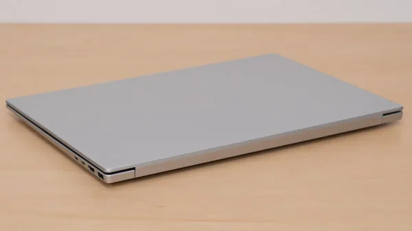 HP OmniBook 5 16-afの薄さの写真