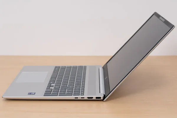 HP OmniBook 5 16-afのヒンジを最大まで開いたときの写真