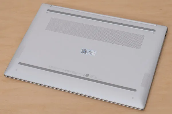 HP OmniBook 5 16-afの底面写真