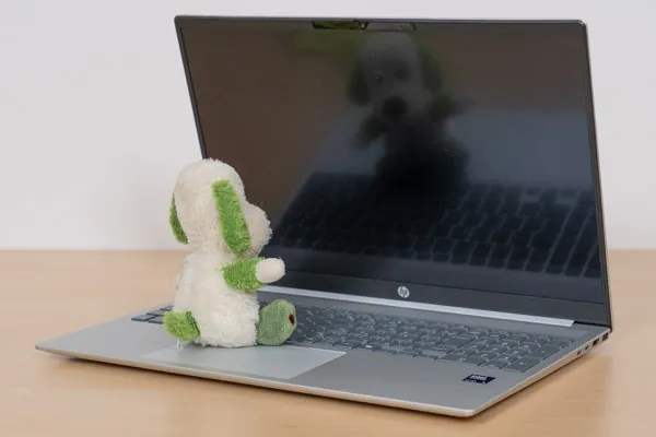 HP OmniBook 5 16-afの映り込み