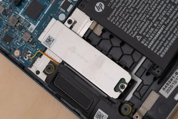 HP OmniBook 5 16-afのSSDの写真