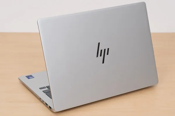 HP OmniBook 7 14-frの天板写