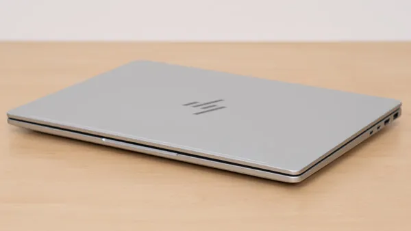HP OmniBook 7 14-frの薄さの写真その2