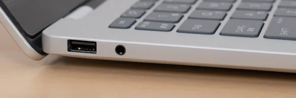 HP OmniBook 7 14-frの側面の写真その2