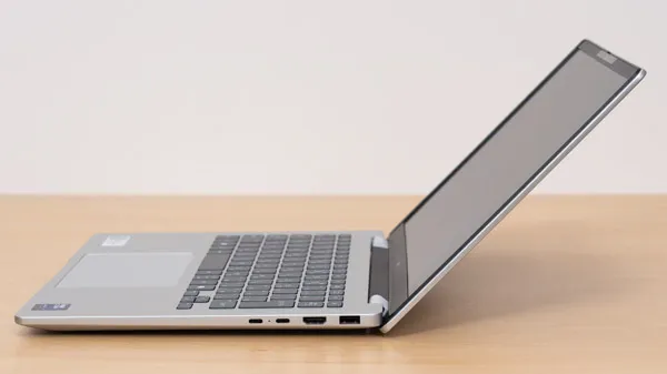 HP OmniBook 7 14-frのヒンジを最大まで開いたときの写真