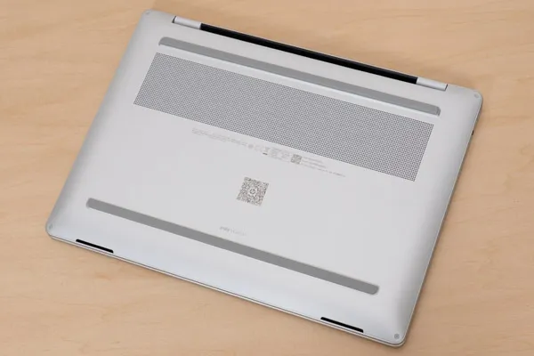 HP OmniBook 7 14-frの底面写真