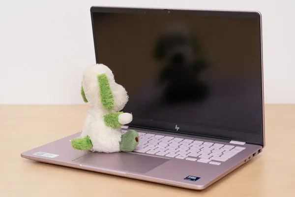 HP OmniBook 7 14-frの映り込み