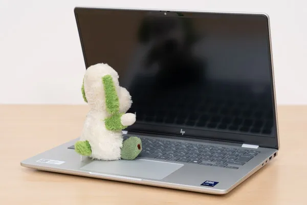 HP OmniBook 7 14-frの映り込み