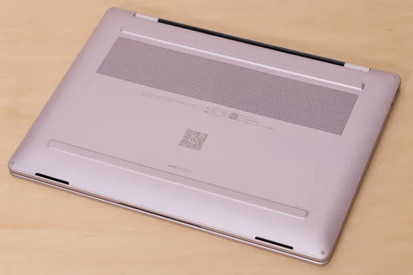 HP OmniBook 7 14-frの底面写真