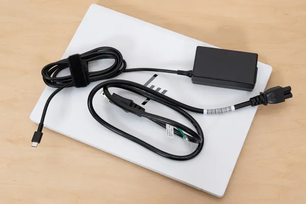 HP OmniBook 7 Aero 13-bgのACアダプターとACケーブルの写真