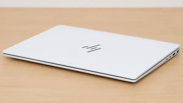HP OmniBook 7 Aero 13-bgの薄さの写真その2
