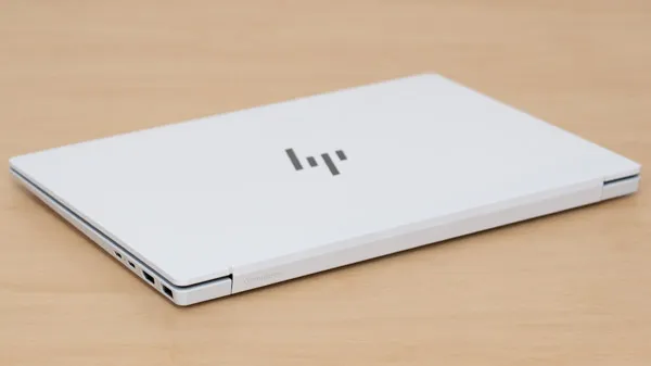 HP OmniBook 7 Aero 13-bgの薄さの写真