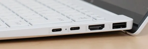 HP OmniBook 7 Aero 13-bgの側面の写真