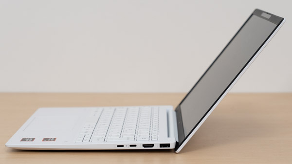 HP OmniBook 7 Aero 13-bgのヒンジを最大まで開いたときの写真