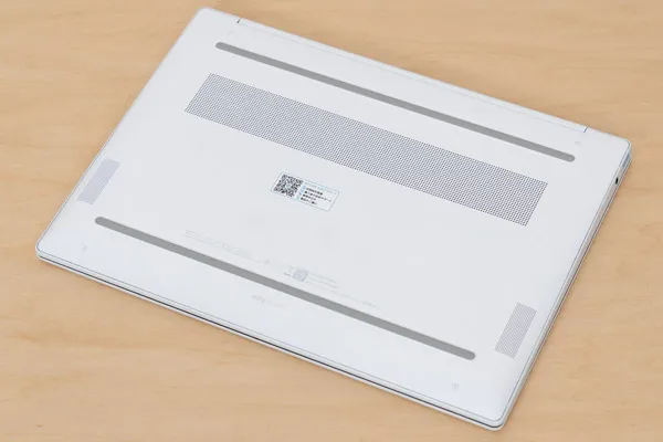 HP OmniBook 7 Aero 13-bgの底面写真
