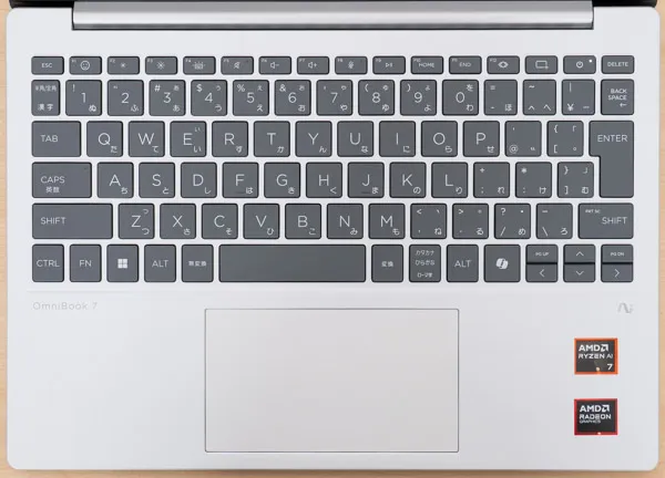 グレイシャーシルバーのキーボード