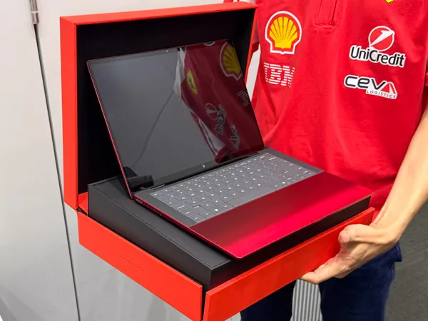 HP、フェラーリと共同開発した99万円のAI PCを発売。冷却機構や排気口