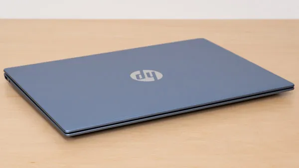 HP OmniBook 5 16-agの薄さの写真その2