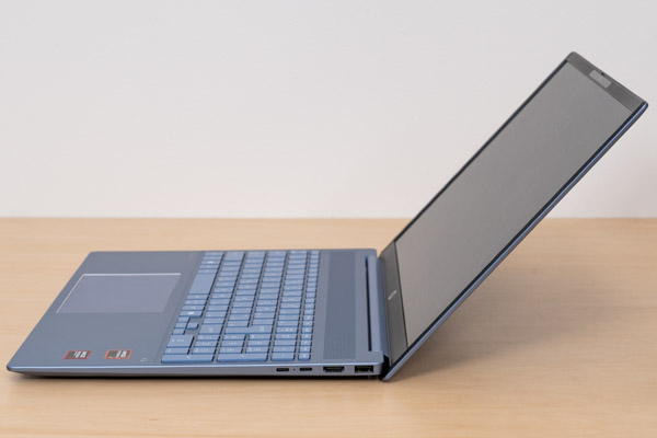 HP OmniBook 5 16-agのヒンジを最大まで開いたときの写真