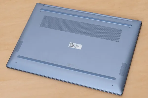 HP OmniBook 5 16-agの底面写真