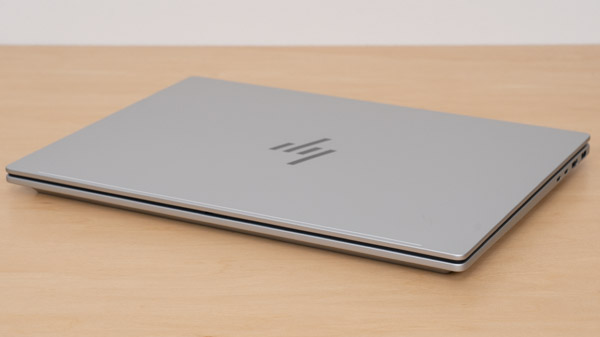 HP OmniBook 7 16-ayの薄さの写真その2