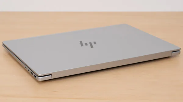 HP OmniBook 7 16-ayの薄さの写真