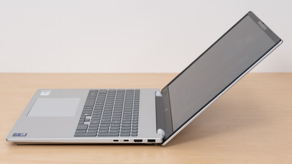 HP OmniBook 7 16-ayのヒンジを最大まで開いたときの写真