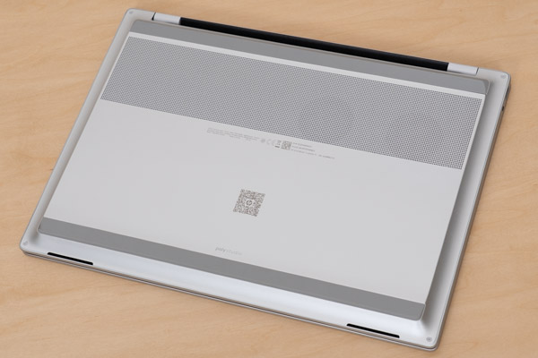 HP OmniBook 7 16-ayの底面写真