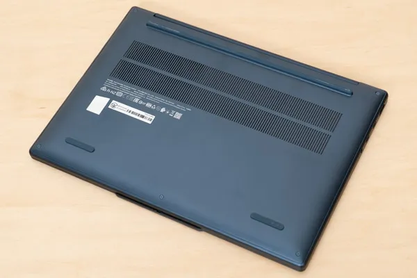 IdeaPad Slim 5i Gen 10 (14型 Intel)の底面写真